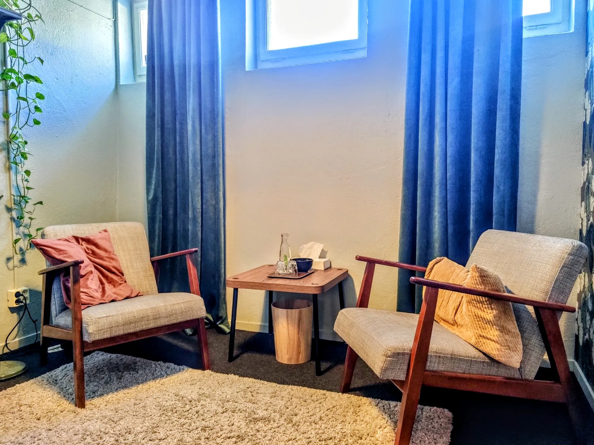 Två stolar i samtalsrummet på Samtaleriet i Luleå – en plats för samtal och parterapi